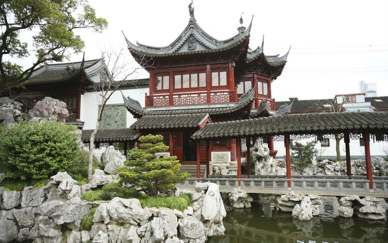 Фото: строения ландшафтного парка выполнены в стиле старинной китайской архитектуры, 