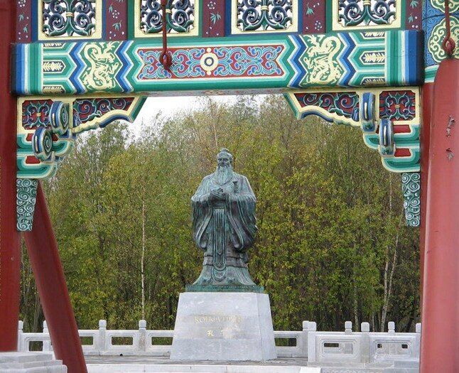Фото: памятник Конфуцию в «Парке Хуамин» сделан из металла, 