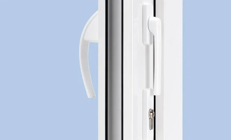 Фото: выбирайте для балконной двери двустороннюю ручку с блокировкой фурнитуры на ключ, например, Roto NT. Двусторонние ручки, в отличие от ручек наружного открывания, есть в различных цветах, © Roto 