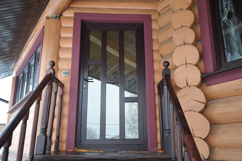 Фото: ламинированная коричневая входная пластиковая дверь под цвет окнам в частном доме, © oknamedia