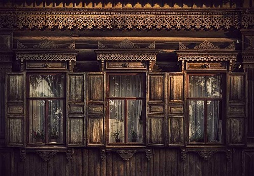 Фото: окна с двустворчатыми ставнями в старинной деревянной постройке – «глаза дома»