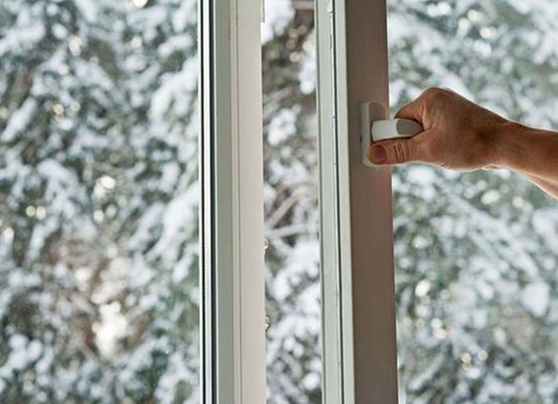 Фото: проветривание комнаты зимой с помощью поворотной створки ведет к переохлаждению помещения, трехстворчатое окно
