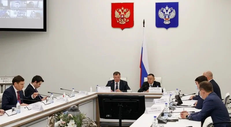 Фото: справа новый глава Минстроя РФ. ©Instagram Минстрой России, официальный аккаунт Минстроя России, @minstroyRF