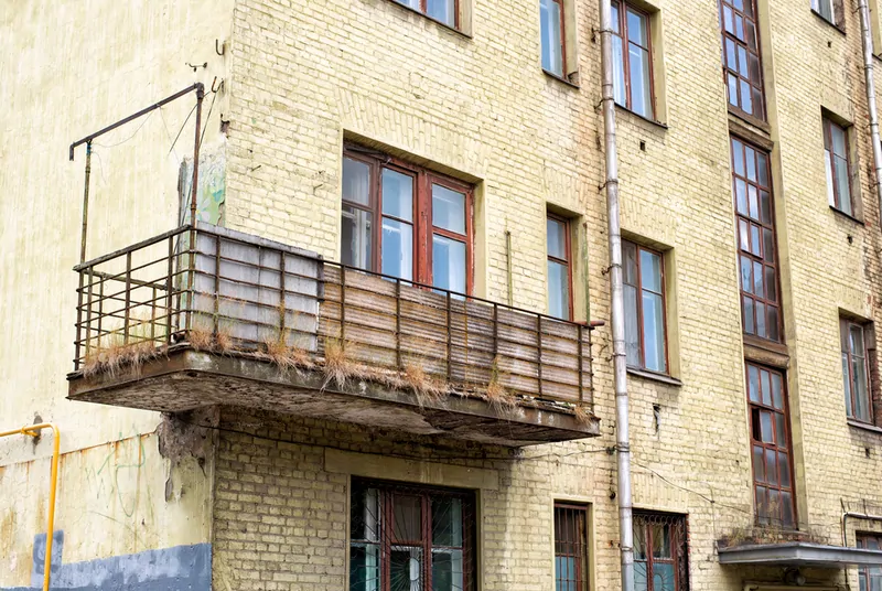 Фото: Балконные плиты в аварийном состоянии представляют опасность для жильцов и прохожих. © photogenica.ru 
