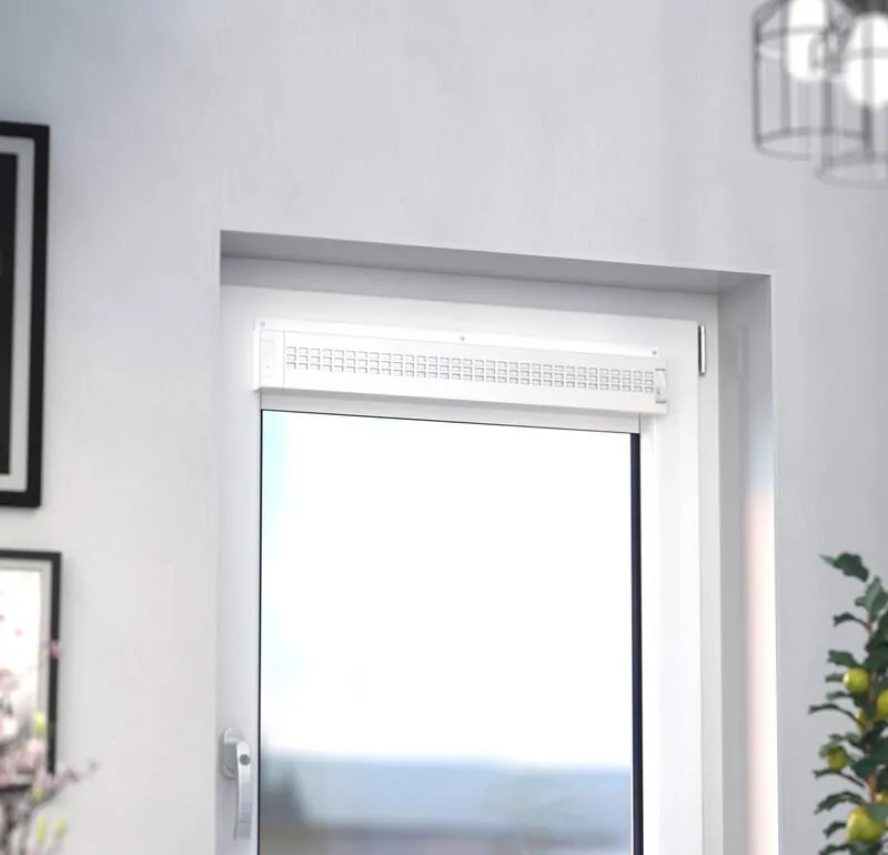 Оконный проветриватель AEROMAT 80 защищает от шума, как закрытое окно. Комфортно подает воздух без сквозняков. © SIEGENIA  