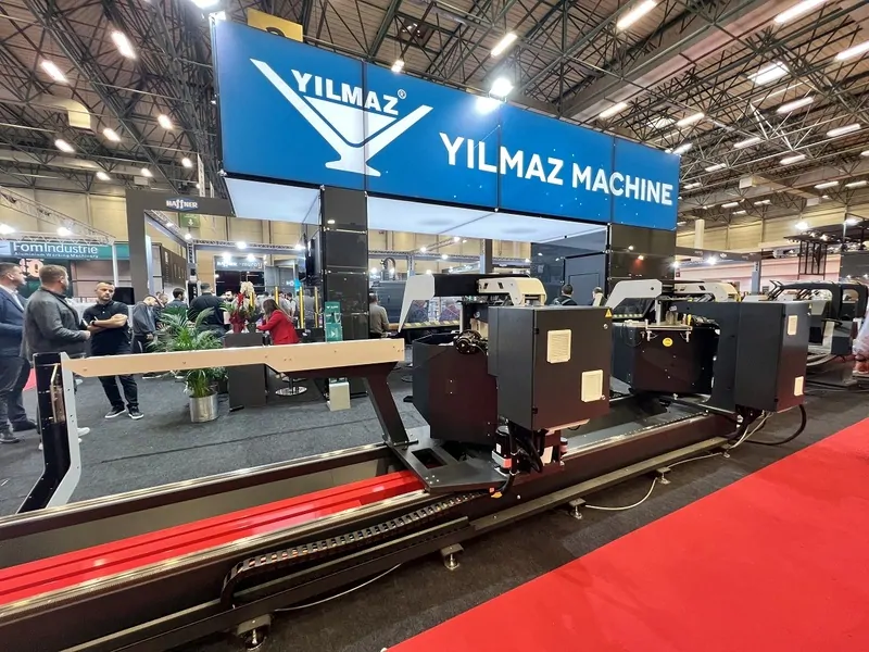 Стенд оборудования Yilmaz, обработка оконного профиля ПВХ и алюминия. © oknamedia 