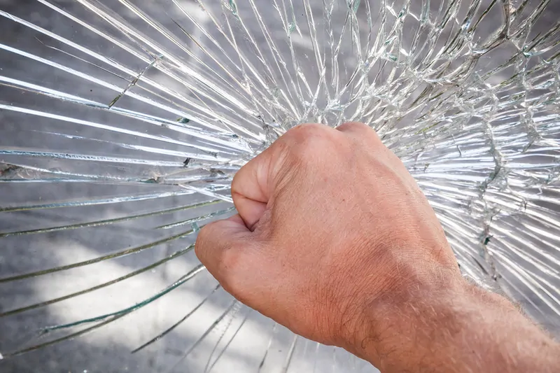 Фото: противовзломное стекло устойчиво к многократным ударам тяжелым предметом. © Фотобанк Лори 