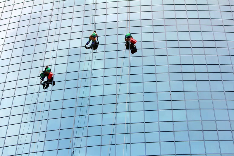 Альпинисты моют стеклянный фасад © Фотобанк Лори 