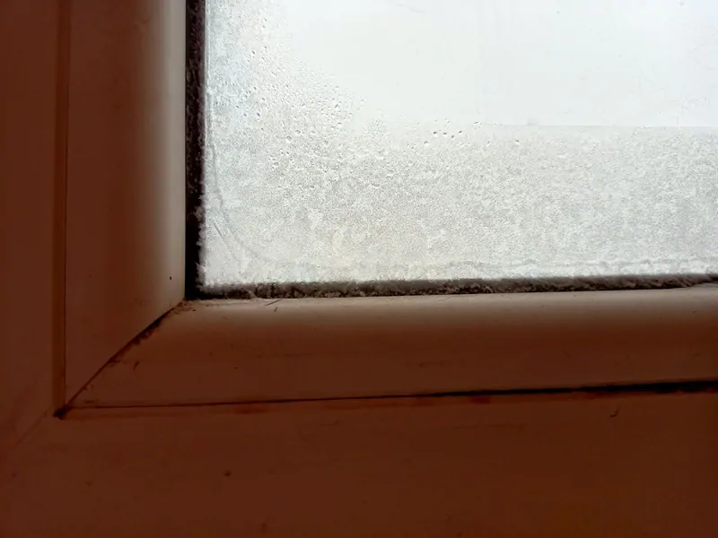 Фото: зазоры между штапиками – ещё один путь продувания и одна из причин промерзания окна. © oknamedia 