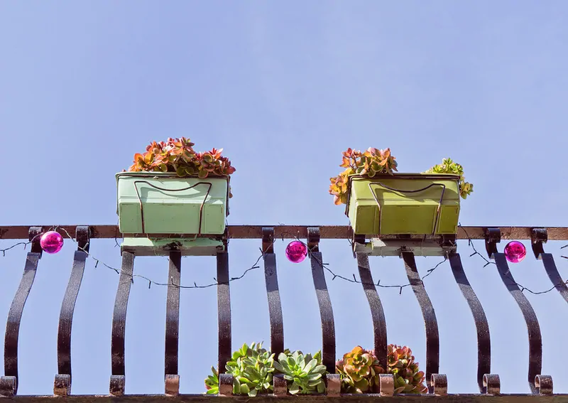 Кронштейны для крепления цветочных ящиков © Фотобанк Лори