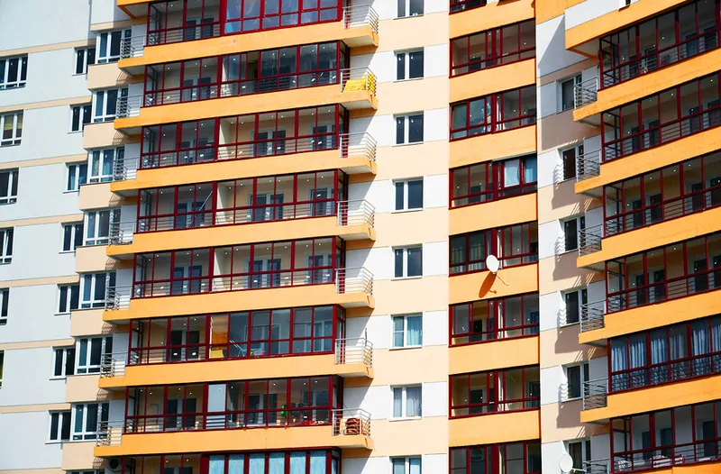 Ограждение балконов установлено на парапет. © Фотобанк Лори 